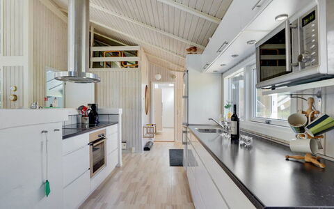 Harriet - 800M from the Sea: Madera, Cocina, Mostrador, Techo, Diseño De Interiores, Piso, Casa, Gabinetes, Lámpara, Electrodoméstico
