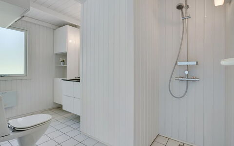 Harriet - 800M from the Sea: Arreglo De Tubería, Piso, Baño, Suelo, Diseño De Interiores, Techo, Plomería, Lavabo, Grifo, Baño