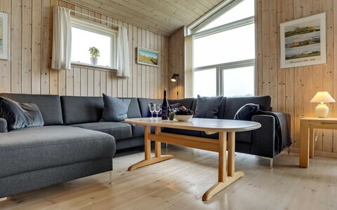 Sampsa - 600M from the Sea: Madera, Piso, Suelo, Sala, Mueble, Suelos De Madera, Sofá, Madera Dura, Manchas De Madera