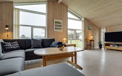 Sampsa - 600M from the Sea: Madera, Techo, Diseño De Interiores, Piso, Suelo, Casa, Sala, Habitación, Suelos De Madera, Sofá