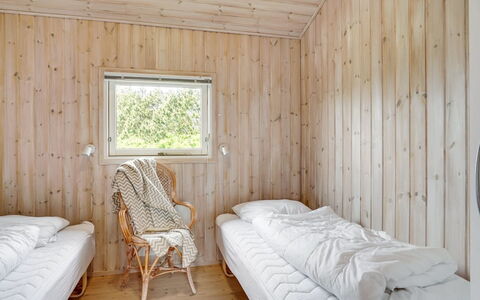 Arkil - 300M from the Sea: Madera, Habitación, Piso, Suelo, Diseño De Interiores, Cama, Techo, Sábana, Lecho, Mueble