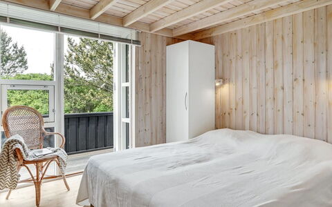 Arkil - 300M from the Sea: Madera, Piso, Habitación, Suelo, Diseño De Interiores, Cama, Techo, Mueble, Sábana, Lecho
