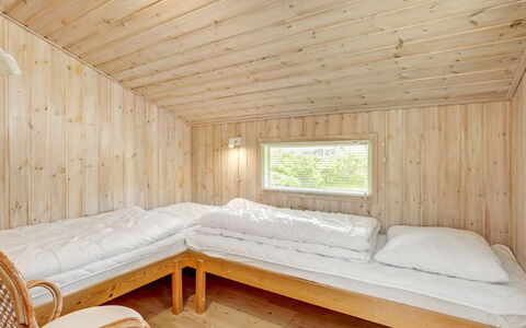 Arkil - 300M from the Sea: Madera, Piso, Suelo, Diseño De Interiores, Techo, Habitación, Cama, Suelos De Madera, Habitación, Madera Dura
