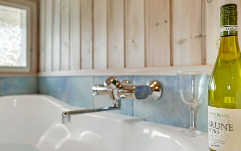 Arkil - 300M from the Sea: Arreglo De Tubería, Diseño De Interiores, Grifo, Plomería, Baño, Lavabo, Botella, Mostrador, Lavabo Del Baño