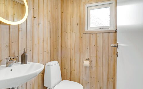 Arkil - 300M from the Sea: Madera, Piso, Suelo, Diseño De Interiores, Arreglo De Tubería, Baño, Asiento Del Baño, Baño, Techo, Plomería