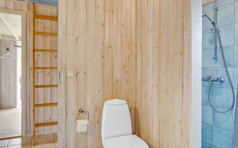 Arkil - 300M from the Sea: Piso, Suelo, Madera, Arreglo De Tubería, Diseño De Interiores, Baño, Asiento Del Baño, Baño, Techo, Plomería