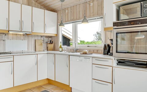 Arkil - 300M from the Sea: Cocina, Aparato De Cocina, Mostrador, Electrodoméstico, Madera, Diseño De Interiores, Piso, Gabinetes, Electrodoméstico, Suelo