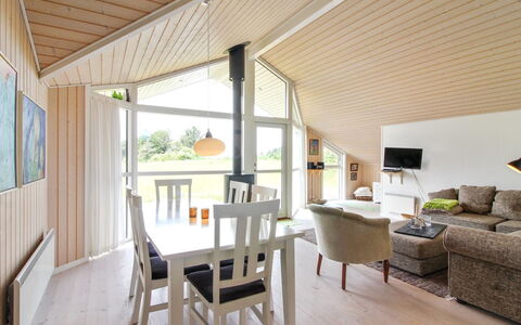 Bengt - 1Km from the Sea: Madera, Mueble, Departamento, Habitación, Techo, Manchas De Madera, Silla, Madera Dura, Barniz, Maderas