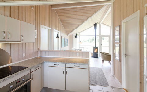 Bengt - 1Km from the Sea: Madera, Mueble, Departamento, Habitación, Techo, Manchas De Madera, Silla, Madera Dura, Barniz, Maderas