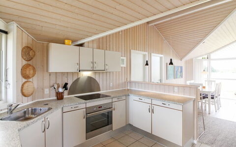 Bengt - 1Km from the Sea: Madera, Mueble, Departamento, Habitación, Techo, Manchas De Madera, Silla, Madera Dura, Barniz, Maderas