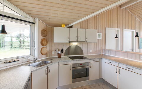 Bengt - 1Km from the Sea: Madera, Mueble, Departamento, Habitación, Techo, Manchas De Madera, Silla, Madera Dura, Barniz, Maderas