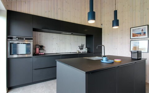 Fannie - 250M from the Sea: Cocina, Mostrador, Diseño De Interiores, Gabinetes, Mueble, Piso, Aparato De Cocina, Lámpara, Madera, Techo