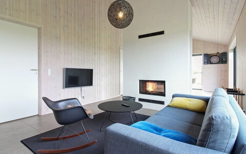 Fannie - 250M from the Sea: Diseño De Interiores, Mueble, Piso, Suelo, Pared, Sofá, Sala, Madera, Techo, Habitación