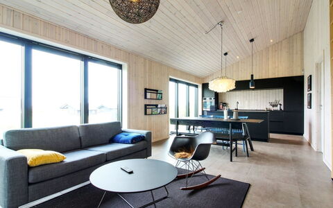 Fannie - 250M from the Sea: Madera, Diseño De Interiores, Techo, Sala, Piso, Mueble, Sofá, Suelos De Madera, Lámpara