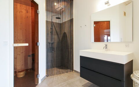Fannie - 250M from the Sea: Piso, Suelo, Diseño De Interiores, Madera, Arreglo De Tubería, Mueble De Baño, Techo, Baño, Encendiendo, Plomería