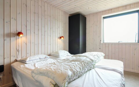 Fannie - 250M from the Sea: Diseño De Interiores, Pared, Habitación, Madera, Piso, Techo, Cama, Suelo, Sábana, Lecho