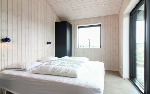 Fannie - 250M from the Sea: Madera, Habitación, Diseño De Interiores, Techo, Piso, Suelo, Cama, Lecho, Habitación, Sábana