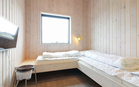 Fannie - 250M from the Sea: Madera, Techo, Habitación, Suelo, Sábana, Cama, Lecho, Tablón, Manchas De Madera, Madera Dura