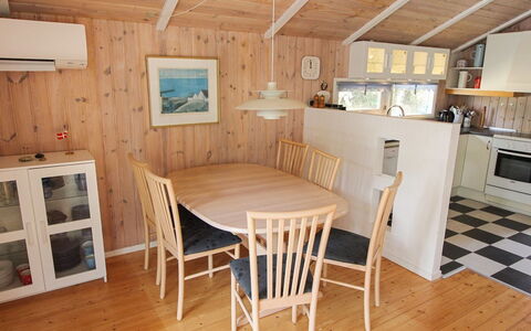 Nakke - 1.3Km from the Sea: Mueble, Diseño De Interiores, Piso, Madera, Suelo, Techo, Suelos De Madera, Silla, Mesa, Encendiendo