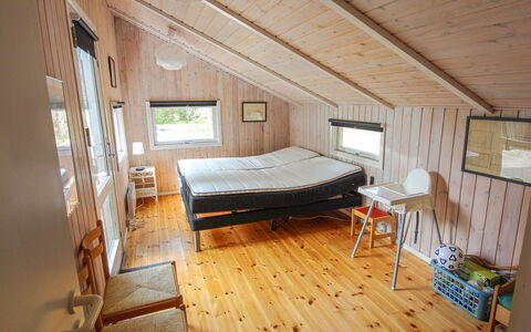 Nakke - 1.3Km from the Sea: Mueble, Diseño De Interiores, Piso, Madera, Suelo, Techo, Suelos De Madera, Silla, Mesa, Encendiendo