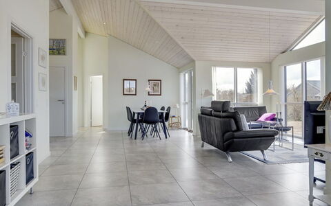 Luci - 500M from the Sea: Casa, Casa, Puerta, Techo, Cabaña, Inmuebles, Jardín, Sombra, Vía Muerta, Yarda