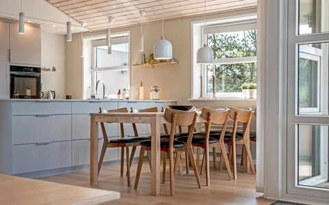 Albina - 844M from the Sea: Mueble, Piso, Diseño De Interiores, Suelo, Madera, Suelos De Madera, Cocina, Techo, Mostrador, Cocina Y Comedor Mesa