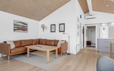 Albina - 844M from the Sea: Mueble, Diseño De Interiores, Sofá, Piso, Suelo, Madera, Techo, Sala, Habitación, Suelos De Madera