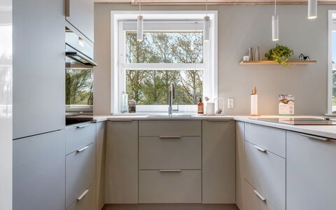 Albina - 844M from the Sea: Cocina, Piso, Aparato De Cocina, Mostrador, Gabinetes, Diseño De Interiores, Madera, Suelo, Mueble, Electrodoméstico