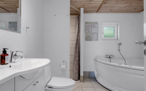 Albina - 844M from the Sea: Arreglo De Tubería, Baño, Piso, Diseño De Interiores, Suelo, Lavabo, Techo, Grifo, Lavabo Del Baño, Plomería
