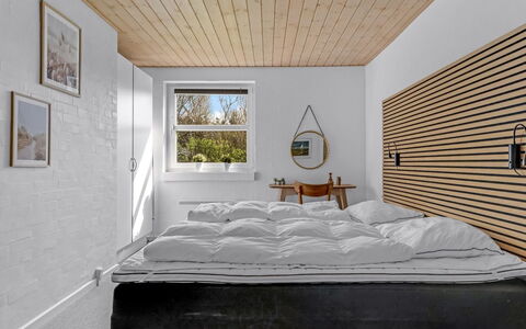 Albina - 844M from the Sea: Habitación, Cama, Pared, Diseño De Interiores, Madera, Lecho, Sábana, Piso, Techo, Mueble