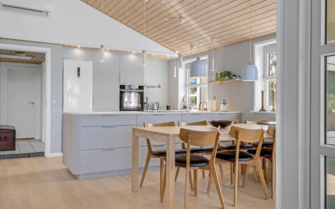 Albina - 844M from the Sea: Piso, Diseño De Interiores, Mueble, Suelo, Suelos De Madera, Madera, Techo, Lámpara, Cocina, Mostrador