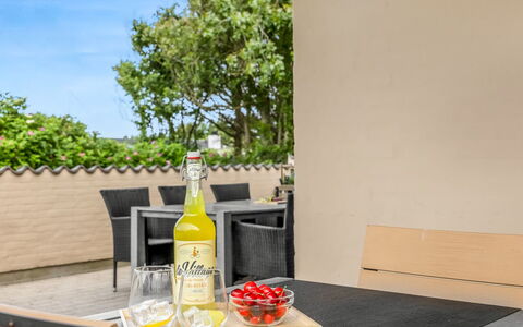 Albina - 844M from the Sea: Mueble, Mesa, Silla, Mueble Para Exteriores, Cocina Y Comedor Mesa, Manchas De Madera, Planta De Casa, Mesa De Café, Comida, Mesa Al Aire Libre