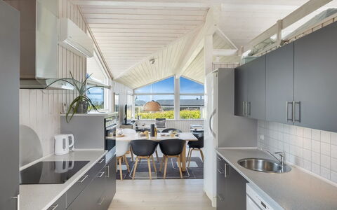 Marjanna - 350M from the Sea: Casa, Techo, Cocina, Cocina Y Comedor Mesa, Silla, Mostrador, Madera Dura, Manchas De Madera, Sombra, Diseño