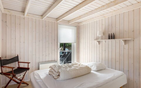 Marjanna - 350M from the Sea: Pared, Mueble, Piso, Madera, Habitación, Diseño De Interiores, Suelo, Techo, Cama, Sábana