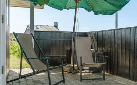 Hubert - 150M from the Sea: Casa, Casa, Puerta, Techo, Cabaña, Inmuebles, Jardín, Sombra, Vía Muerta, Yarda