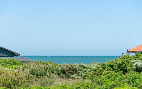 Hubert - 150M from the Sea: Casa, Casa, Puerta, Techo, Cabaña, Inmuebles, Jardín, Sombra, Vía Muerta, Yarda