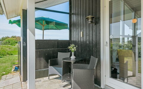 Hubert - 150M from the Sea: Casa, Casa, Puerta, Techo, Cabaña, Inmuebles, Jardín, Sombra, Vía Muerta, Yarda