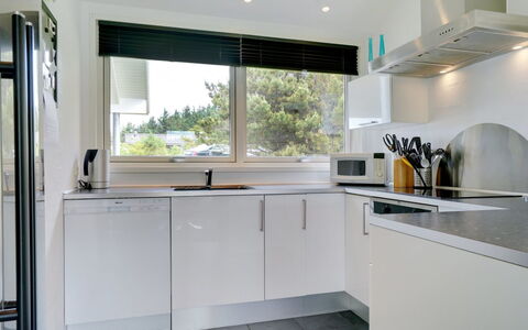 Aiyana - 530M from the Sea: Cocina, Aparato De Cocina, Mostrador, Diseño De Interiores, Gabinetes, Electrodoméstico, Piso, Electrodoméstico, Casa, Encendiendo