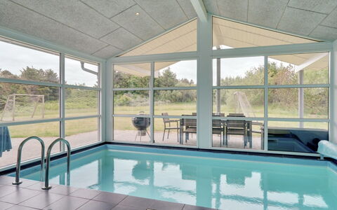 Aiyana - 530M from the Sea: Piscina, Piso, Techo, Material Compuesto, Suelo, Recurso, Sombra, Vaso, Silla, Diseño