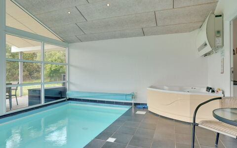 Aiyana - 530M from the Sea: Piso, Diseño De Interiores, Techo, Suelo, Mueble, Habitación, Vaso, Arreglo De Tubería, Bañera, Piscina