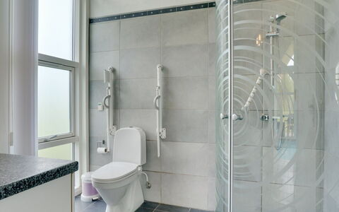 Aiyana - 530M from the Sea: Piso, Diseño De Interiores, Baño, Suelo, Arreglo De Tubería, Baño, Plomería, Casa, Ducha, Alcachofa De La Ducha