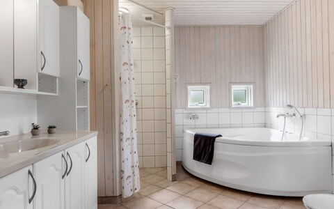 Hauke - 478M from the Sea: Piso, Arreglo De Tubería, Diseño De Interiores, Suelo, Baño, Lavabo, Grifo, Techo, Bañera, Plomería