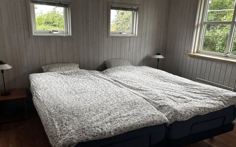 Hauke - 478M from the Sea: Habitación, Cama, Sábana, Lecho, Marco De La Cama, Linos, Almohada, Arrojar La Almohada, Madera Dura, Lámpara