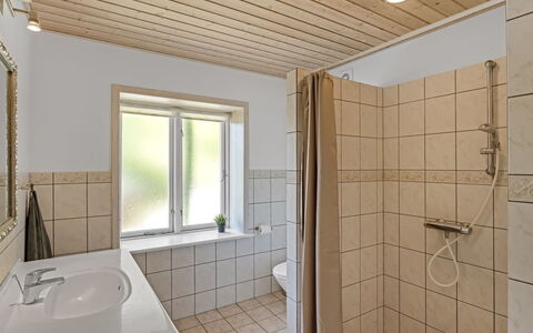 Etta - 957M from the Sea: Piso, Madera, Diseño De Interiores, Suelo, Arreglo De Tubería, Techo, Habitación, Plomería, Grifo, Baño