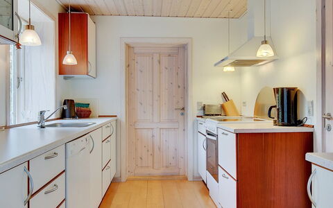 Etta - 957M from the Sea: Mostrador, Piso, Diseño De Interiores, Madera, Cocina, Gabinetes, Techo, Suelo, Lámpara, Aparato De Cocina