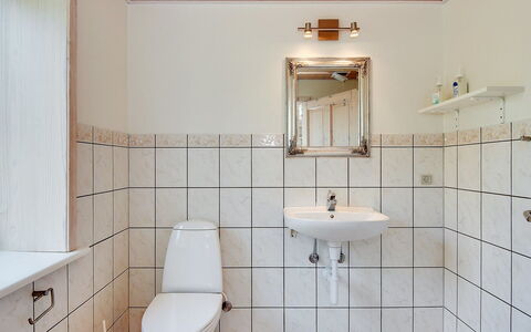 Etta - 957M from the Sea: Arreglo De Tubería, Pared, Baño, Piso, Suelo, Lavabo Del Baño, Diseño De Interiores, Lavabo, Grifo, Plomería