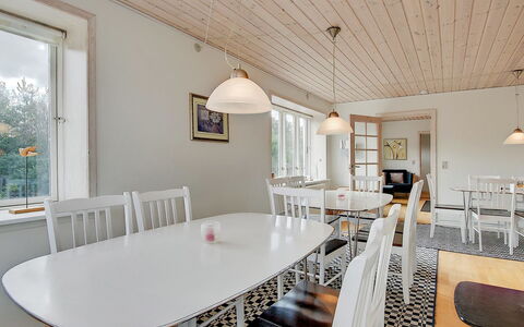 Etta - 957M from the Sea: Diseño De Interiores, Piso, Mueble, Madera, Techo, Suelo, Lámpara, Casa, Cocina Y Comedor Mesa, Comedor