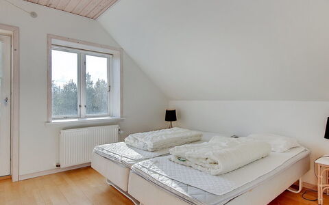 Etta - 957M from the Sea: Habitación, Madera, Cama, Mueble, Diseño De Interiores, Lecho, Suelo, Sábana, Piso, Casa