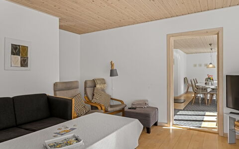 Etta - 957M from the Sea: Diseño De Interiores, Mueble, Piso, Madera, Suelo, Techo, Habitación, Sofá, Sala, Suelos De Madera