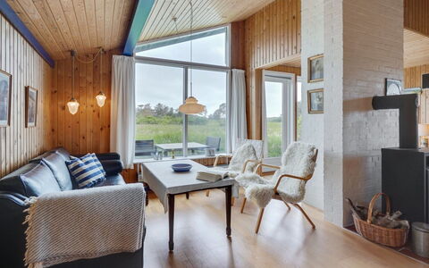 Øgrim - 204M from the Sea: Mueble, Diseño De Interiores, Silla, Piso, Mesa, Recurso, Suelo, Techo, Habitación, Eco Hotel